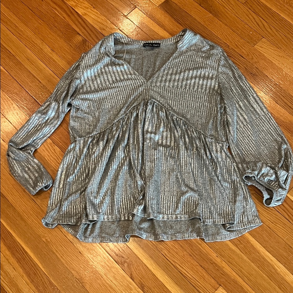 Kim & Cami Shiny Gold/Silver Flowy Top.  Size large.